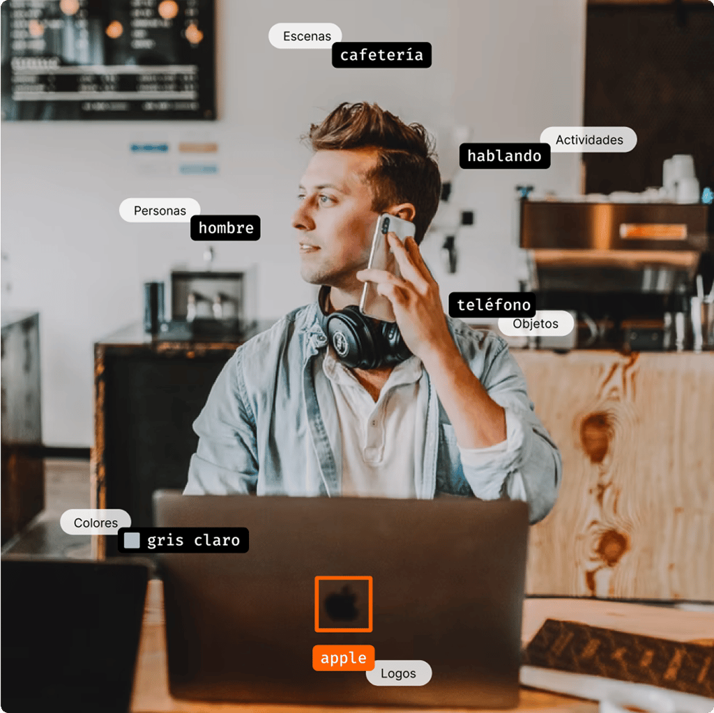 Demostración de análisis de IA de Visual Insights mostrando etiquetas detectadas - hombre hablando por teléfono en cafetería con detección de logo de Apple y color azul grisáceo claro